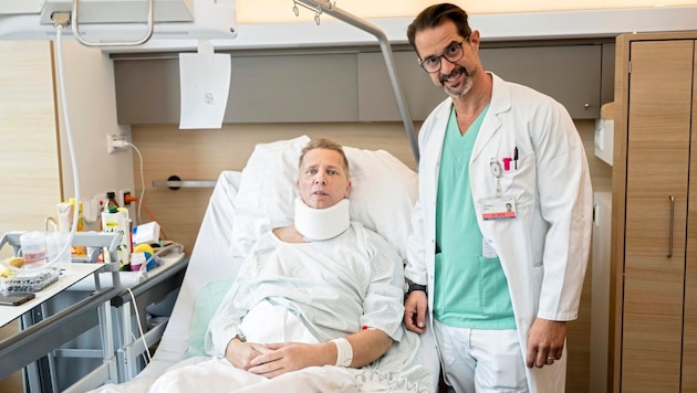 Senior physician Dr. Wick performed a minor medical miracle. Christian Wolf woke up from his coma. (Bild: Antal Imre/Imre Antal)