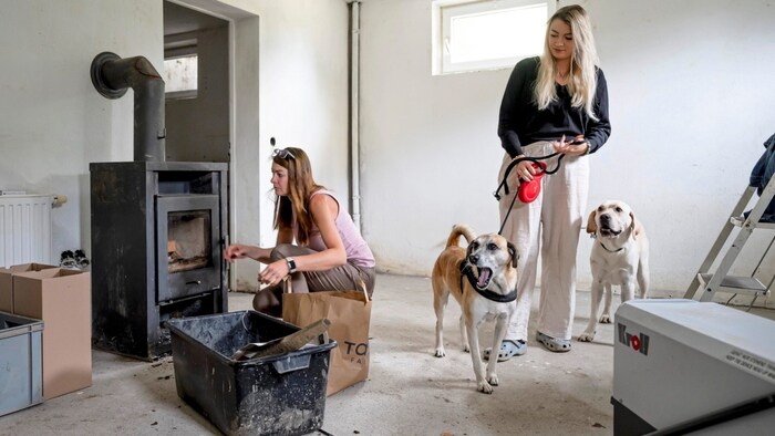 Im Haus ist durch die Flut viel kaputt.