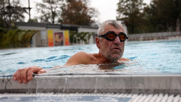 Franz Heiling schwamm auch am letzten Badetag seine Runden. Ein Becken war am Mittwoch geöffnet. Wegen des schlechten Wetters gab es im Wasser kein Gedränge. (Bild: Tröster Andreas)