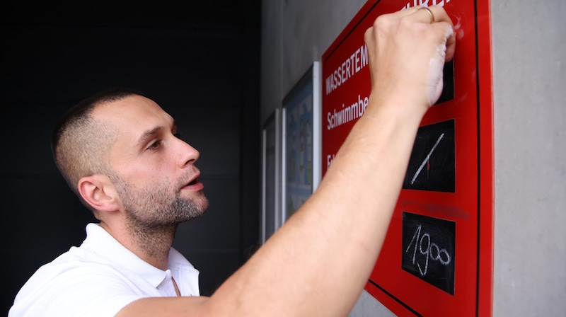 Der stellvertretende Betriebsleiter Markus Windischbauer  notierte ein letztes Mal die Wassertemperatur. (Bild: Tröster Andreas)