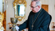 Der echte Tassilokelch steht im Stift Kremsmünster, wo Abt Ambros ein Auge auf den 1244 Jahre ...