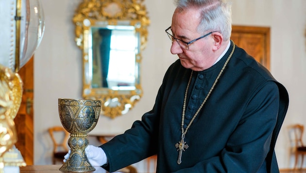 Der echte Tassilokelch steht im Stift Kremsmünster, wo Abt Ambros ein Auge auf den 1244 Jahre alten Kirchenschatz hat. (Bild: Horst Einöder/Flashpictures)