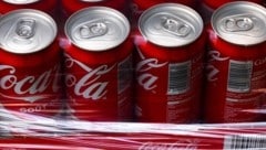 Changes in beverage logistics, among other things, are forcing Coca-Cola in Germany to implement cost-cutting measures, including layoffs. (Bild: AFP/AFP or licensors, Krone KREATIV)