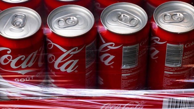 U.a. veränderten Getränkelogistik zwingt Coca-Cola in Deutschland zu Einsparungsmaßnahmen samt Kündigungen. (Bild: AFP/AFP or licensors, Krone KREATIV)