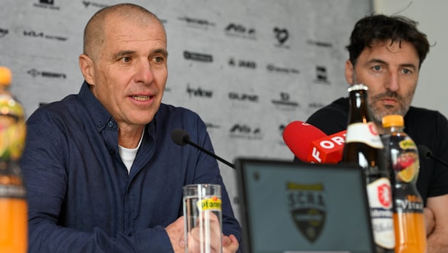 Klaus Schmidt (left) with his then assistant coach Joachim Standfest at an SCR Altach press conference. (Bild: GEPA pictures)