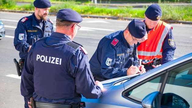 The manhunt for the perpetrator duo was coordinated directly on site (Bild: Einöder Horst/Horst Einöder/Flashpictures)