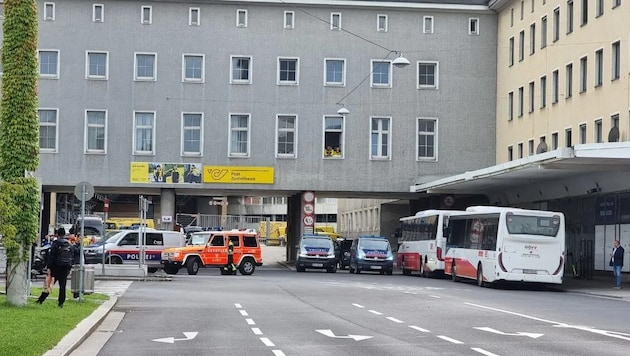 The Linz train station was paralyzed. Now the state security service is investigating a terrorist organization and land coercion. (Bild: Kerschbaummayr)