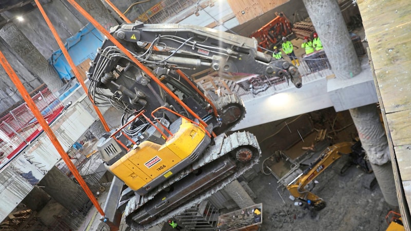 Mühsam hineingebracht und mühsam auch wieder herausgebracht. Der Tunnelbagger wird vorsichtig aus der Baustelle gehoben. (Bild: Jöchl Martin)