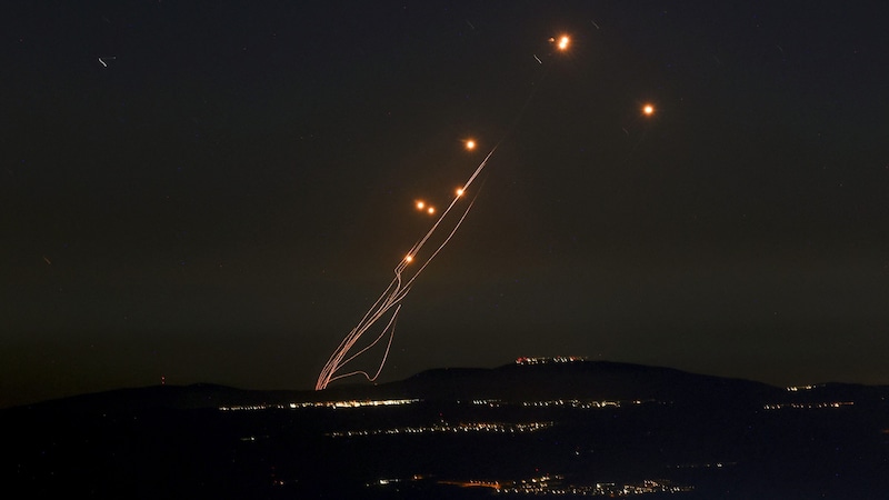 Die israelische Raketenabwehr fing den Großteil der iranischen Geschosse ab. Aber mehrere Luftwaffenstützpunkte wurden getroffen.  (Bild: AFP/Jalaa MAREY)