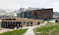 Das Berghotel mit dem umstrittenen Zubau im Vordergrund ist österreichweit bekannt.