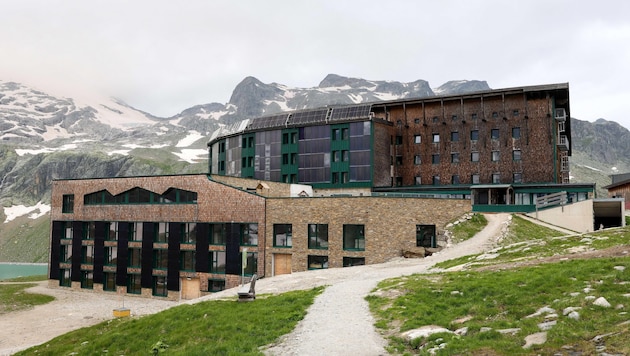 Das Berghotel mit dem umstrittenen Zubau im Vordergrund ist österreichweit bekannt. (Bild: Hölzl Roland)