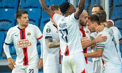 Die grün-weiße Jubeltraube nach dem entscheidenden Treffer zum 2:1 für Rapid