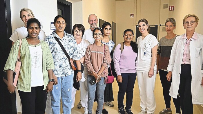 Kennenlernen im Krankenhaus der Barmherzigen Brüder Eisenstadt: Pflegedirektorin Brigitte Polstermüller, die Bereichsleiter der Pflege sowie Mentor Sarah Weninger heißen die fünf indischen Kolleginnen willkommen. 