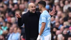 Pep Guardiola im Gespräch mit Matheus Nunes (rechts).  (Bild: AFP/APA/Darren Staples)