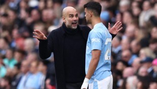 Pep Guardiola im Gespräch mit Matheus Nunes (rechts). 