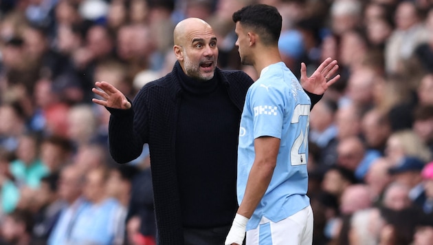 Pep Guardiola im Gespräch mit Matheus Nunes (rechts).  (Bild: AFP/APA/Darren Staples)