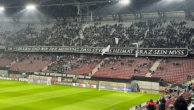 An hour before kick-off, the banner, which could hardly be misunderstood, was already emblazoned in the fan curve. (Bild: krone.at)