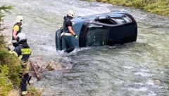 Die Feuerwehr Lermoos befreite die Frau aus dem Auto, das in der Loisach landete. (Bild: zoom.tirol)