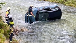 Die Feuerwehr Lermoos befreite die Frau aus dem Auto, das in der Loisach landete. (Bild: zoom.tirol)