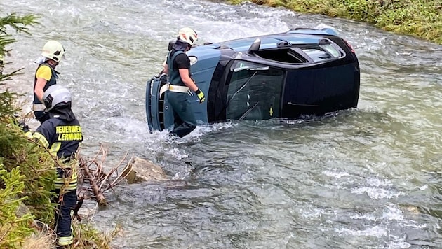 Die Feuerwehr Lermoos befreite die Frau aus dem Auto, das in der Loisach landete. (Bild: zoom.tirol)