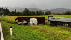 Regennasse Fahrbahn: Nachdem der Lastwagen im Metnitztal ins Schlingern geraten war, kippte der Anhänger samt seiner Ladung – ein Bagger – in den Acker. (Bild: BFK Monai)