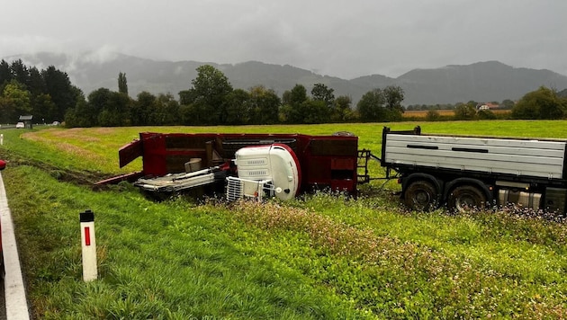 Regennasse Fahrbahn: Nachdem der Lastwagen im Metnitztal ins Schlingern geraten war, kippte der Anhänger samt seiner Ladung – ein Bagger – in den Acker. (Bild: BFK Monai)