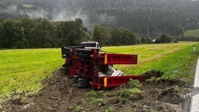 The truck driver from the Klagenfurt area wanted to drive from Friesach to Metnitz on Wednesday, but the rain-soaked road in St. Salvator put an end to the journey. (Bild: BFK Monai)