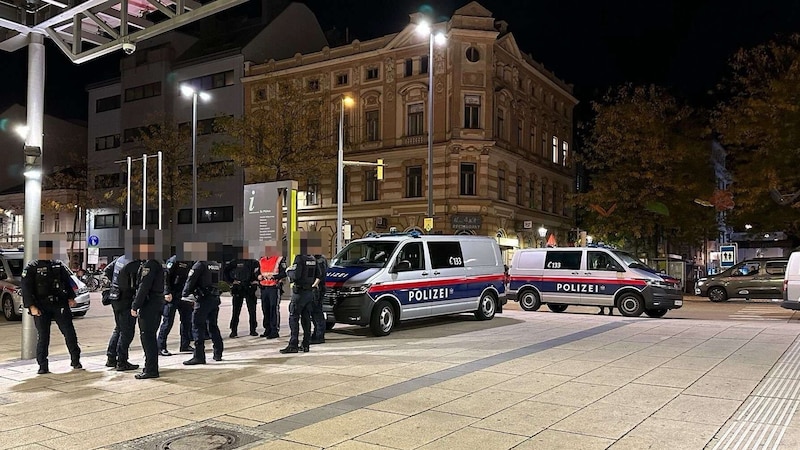 Rund 50 Personen, die sich am Areal aufgehalten hatten, wurden aus dem Gefahrenbereich in St. Pölten gebracht. (Bild: DOKU-NÖ/DOKU NÖ)