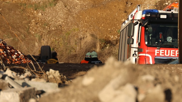 The truck remained on its roof, the driver was initially partially trapped under the vehicle, but was freed by work colleagues. (Bild: Matthias Lauber/laumat.at/laumat)