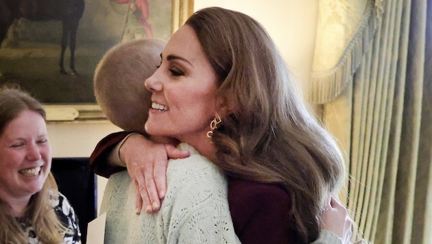 Es ist eine herzliche Umarmung, die Prinzessin Kate der junge Fotografin zu Teil werden lässt.  (Bild: www.instagram.com/The Prince and Princess of Wales)