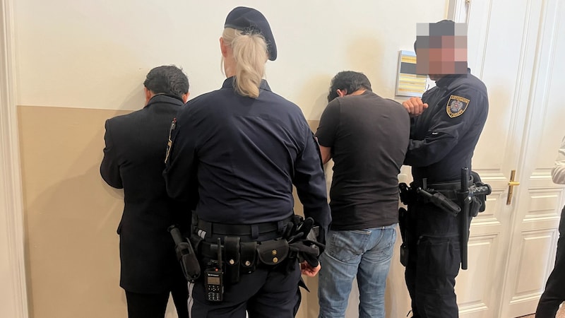 The two defendants in the Wiener Neustadt regional court on Thursday (Bild: Anja Richter, Krone KREATIV)