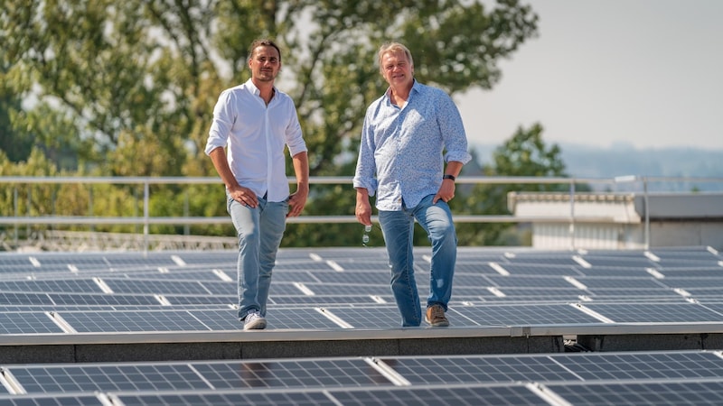 Robert Veronik, Geschäftsführer von Hansesun Photovoltaik Swiss (links), und Andreas Müller, Vertrieb- und Marketingleitung bei Hansesun Austria. (Bild: Dietmar Stiplovsek)