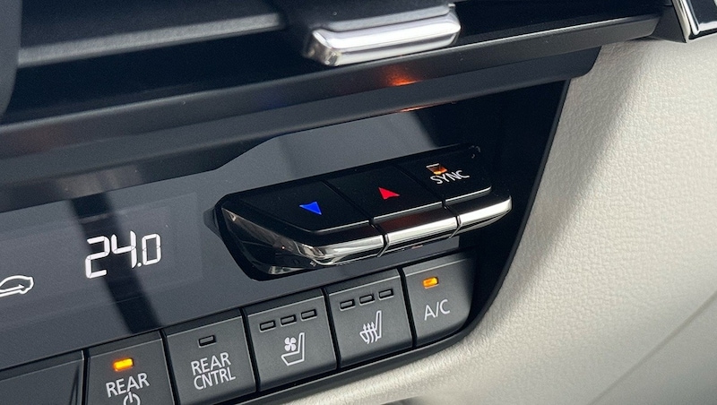 The heating controls are somewhat illogical, but far better than any touchscreen solution. (Bild: Stephan Schätzl)