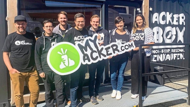 Das Team von „My Acker“ vor der Ackerbox in Spittal in Kärnten. Mittlerweile gibt es das Konzept in ganz Österreich – und es wird immer weiter ausgebaut. (Bild: Wassermann Kerstin)