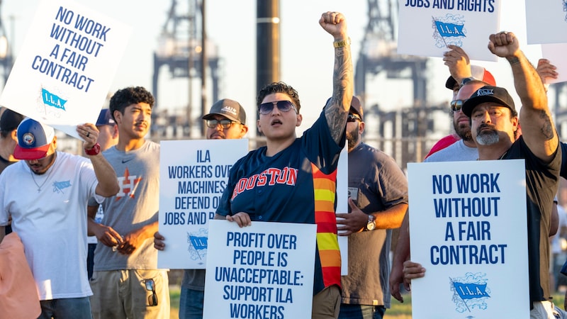 Die Arbeiter skandieren unter anderem: „Keine Arbeit ohne einen fairen Vertrag.“ (Bild: APA/kirk Sides / Houston Chronicle)