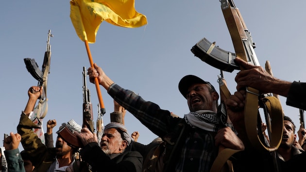 Houthi-Anhänger hissen während einer antiisraelischen und antiamerikanischen Demonstration im Jemen eine Hisbollah-Flagge. (Bild: CASSOCIATED PRESS)