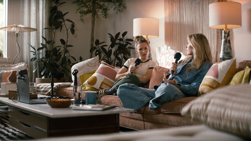 Kristen Bell als Joanne und Justine Lupe als Morgan sind in der Serie Schwestern, die gemeinsam einen frechen Sex-Podcast betreiben. (Bild: © 2024 Netflix, Inc.)