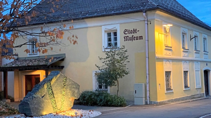 Im Vorjahr wurde der Vorplatz beim Stadt- und Bezirksheimatmuseum neu gerichtet.