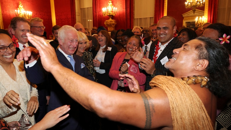 The King's little dance interlude was met with enthusiasm by the guests. (Bild: APA/Adrian Dennis, Pool Photo via AP)