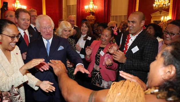 King Charles proved that he has the "groove" during his little dance interlude. (Bild: APA/AFP/POOL/Adrian Dennis)