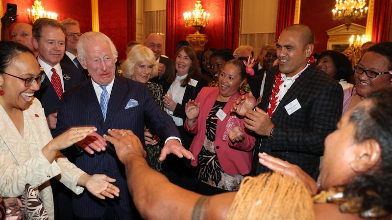 During his little dance interlude, King Charles proved that he had the "groove". (Bild: APA/AFP/POOL/Adrian Dennis)