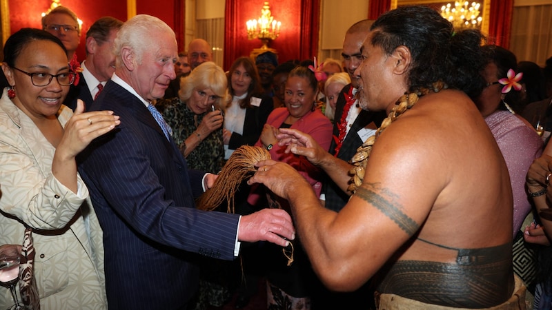 Charles did not miss the opportunity to join in the dance. (Bild: APA/AFP/POOL/Adrian Dennis)