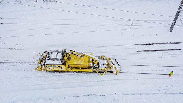 Lots of snow can disrupt train services - the picture shows an ÖBB snow clearing vehicle.