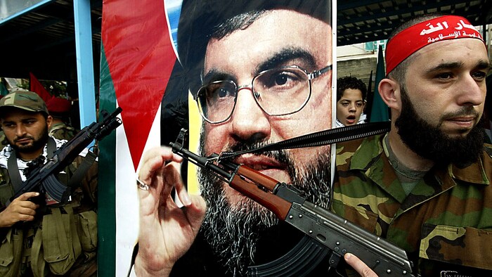 Ein Porträt des getöteten Hisbollah-Chefs Hassan Nasrallah bei einer Militärparade im Libanon