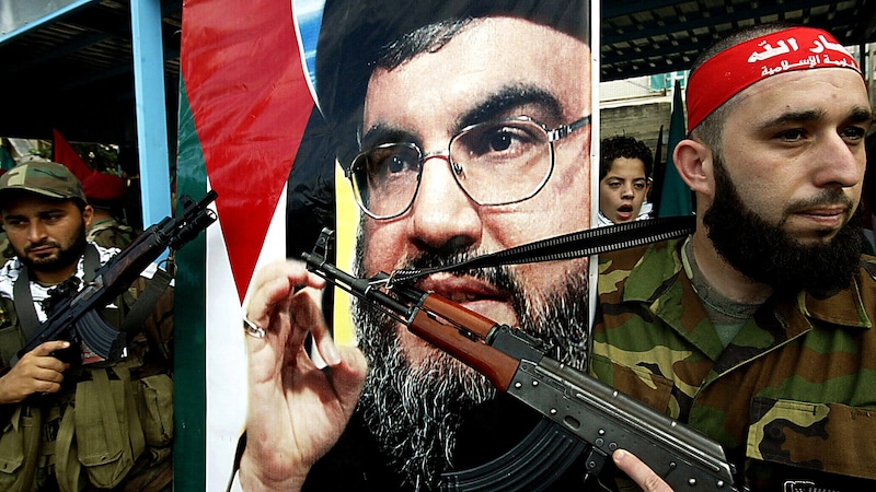 A portrait of slain Hezbollah leader Hassan Nasrallah at a military parade in Lebanon (Bild: APA/AFP/Mahmoud AL-ZAYYAT)