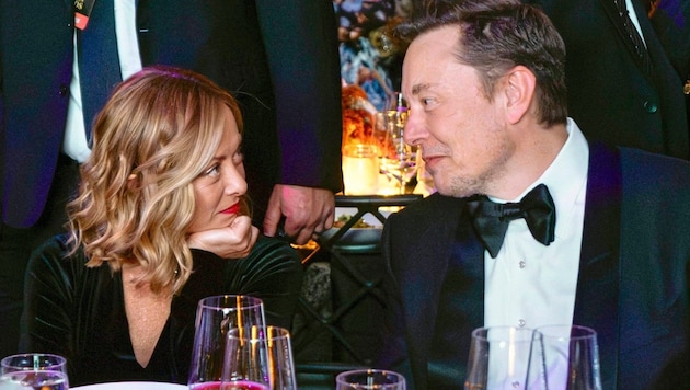 Versunken in den Augen des anderen. Giorgia Meloni (47) und Elon Musk (53) turtelten ungeniert bei einer Gala in New York. (Bild: EPA)