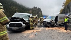 Beide Transporter wurden massiv beschädigt. (Bild: ZOOM Tirol/Krone KREATIV)