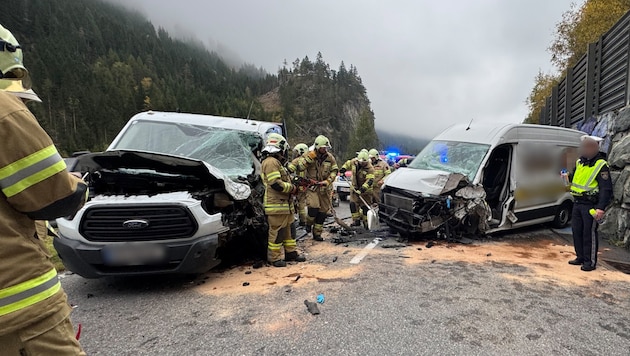 Both vans were severely damaged. (Bild: ZOOM Tirol/Krone KREATIV)