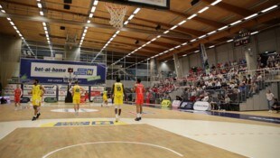 Die Heimstätte der Basketballer des SKN St. Pölten ist aufgrund von Hochwasserschäden bis ...