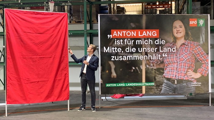 Landesgeschäftsführer Florian Seifter enthüllte die neuen Werbemittel.